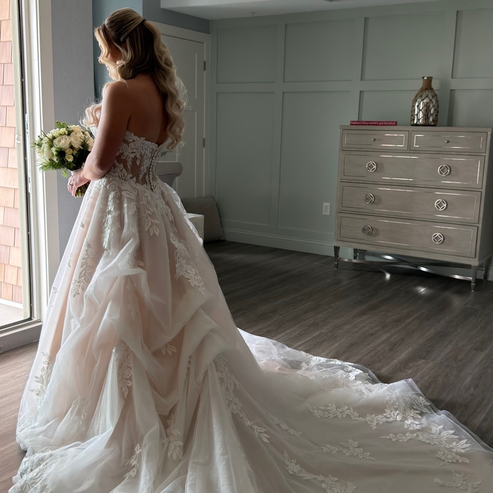 Maggie Sottero Cream Lace Wedding Dress